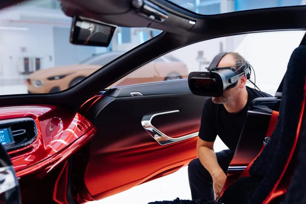 Designer de experiențe VR pentru instruire în mecanică